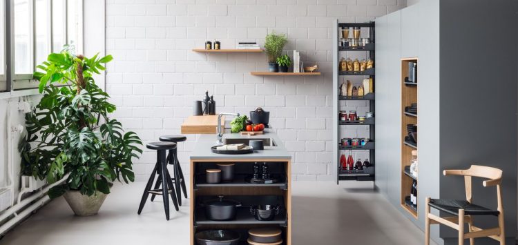 PEKA Herrajes y accesorios para cocina y hogar. Optimiza los espacios.