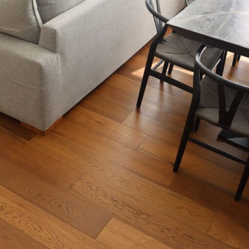 Parquet SPC con capa de madera natural resistente al agua