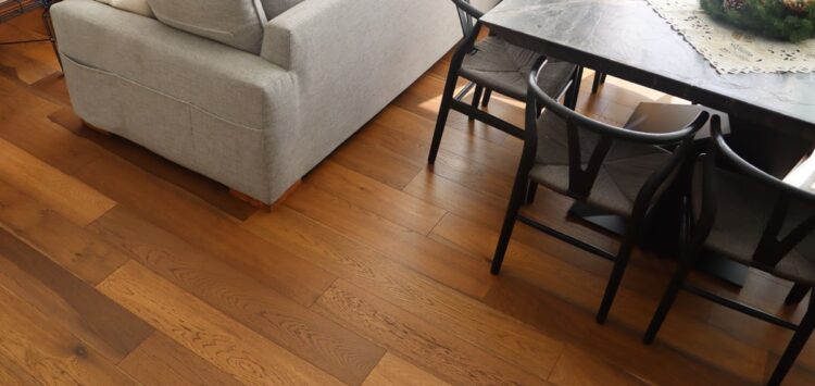 Parquet SPC con capa de madera natural resistente al agua